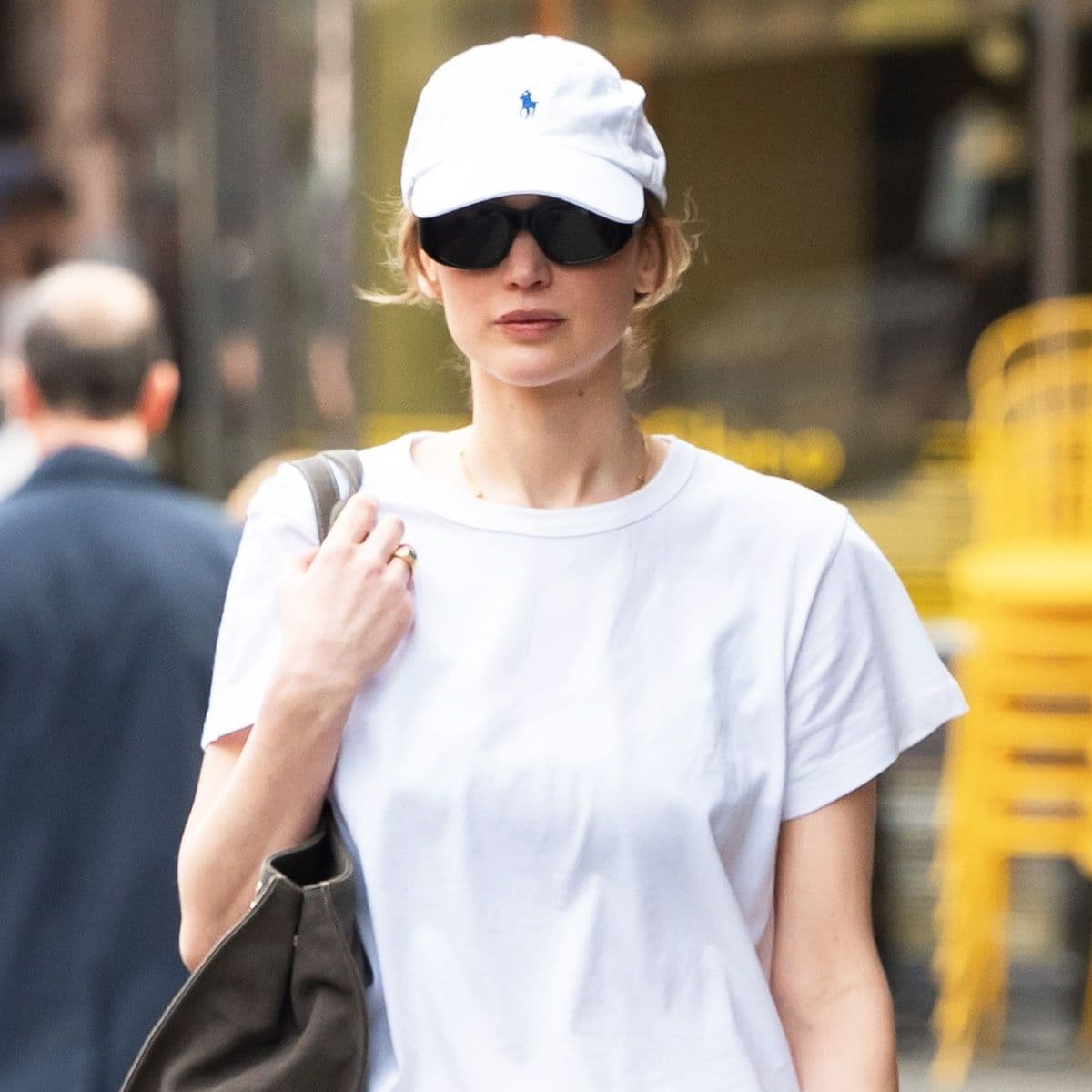 Every Millennial Fashion Girl in NYC Wears This Exact T-Shirt Outfit Weekly 