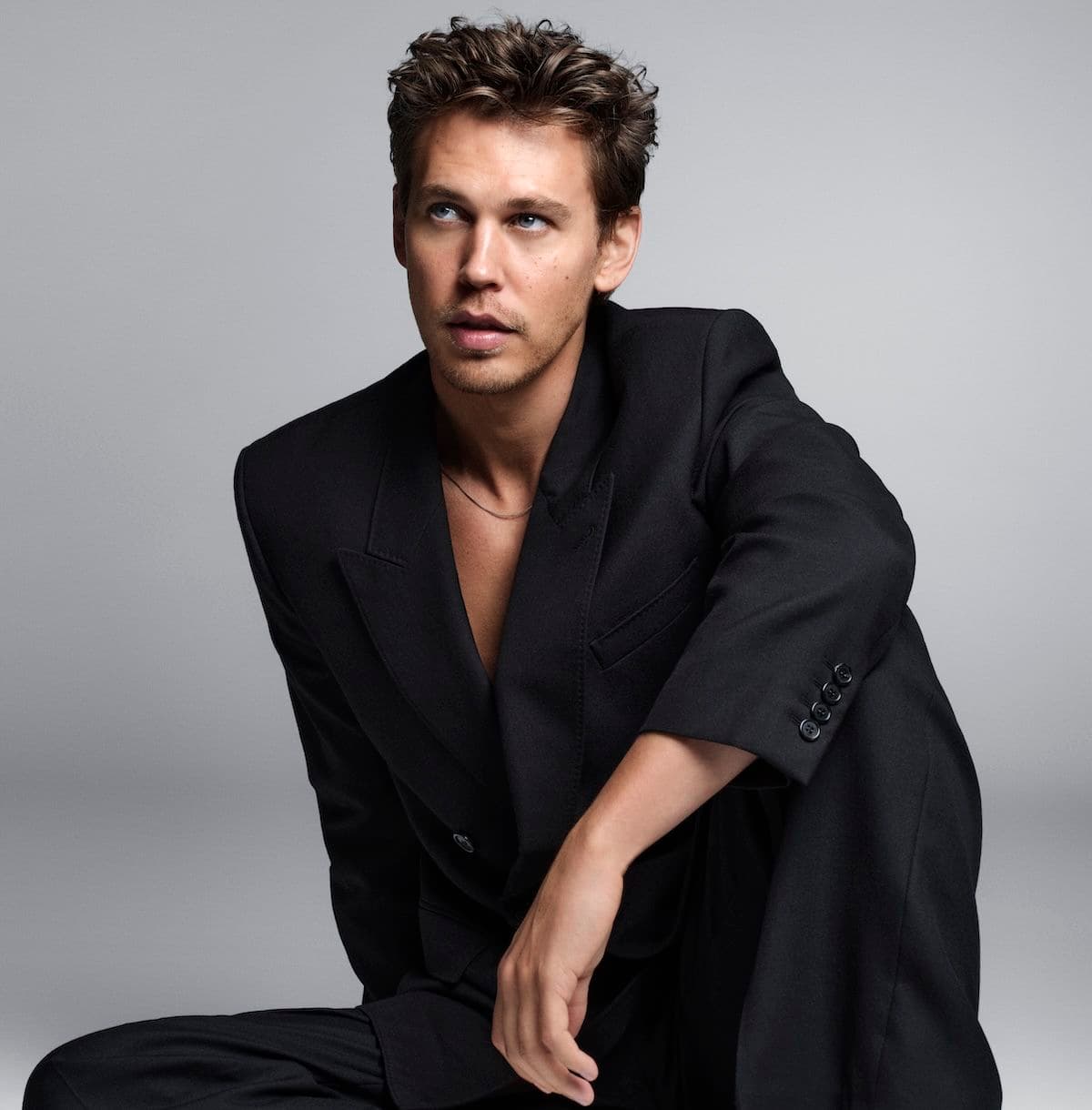  "Fresh, Warm, and Light": Austin Butler Smells Like *This* New Designer Fragrance 